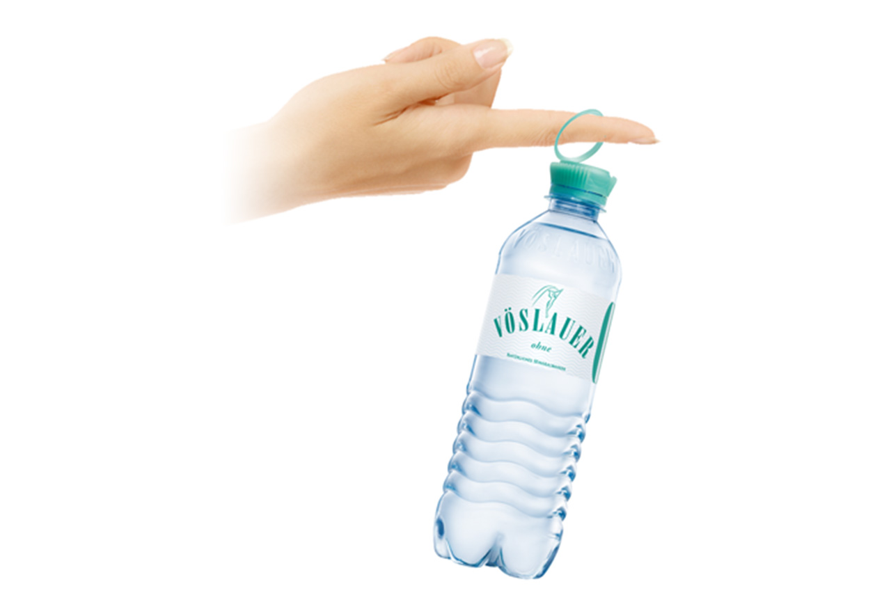 La main d'une femme qui tient un contenant de boissons